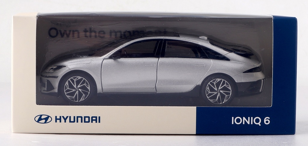 Mini Coche IONIQ 6 Color Dorado Mate